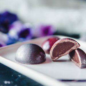 Bombones de chocolate con leche rellenos de violetas - Komo
