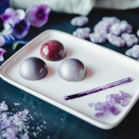 Bombones de chocolate con leche rellenos de violetas - Komo